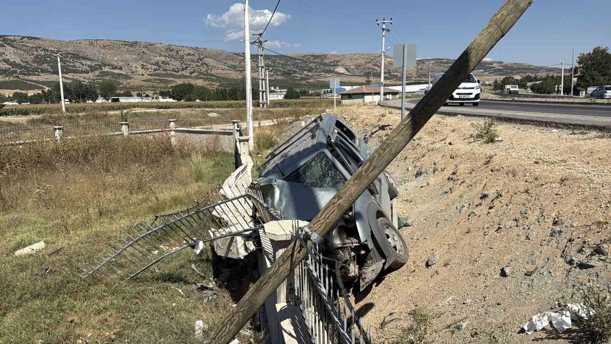 Eskişehir'de Refüje Devrilen Araçta 3 Yaralı