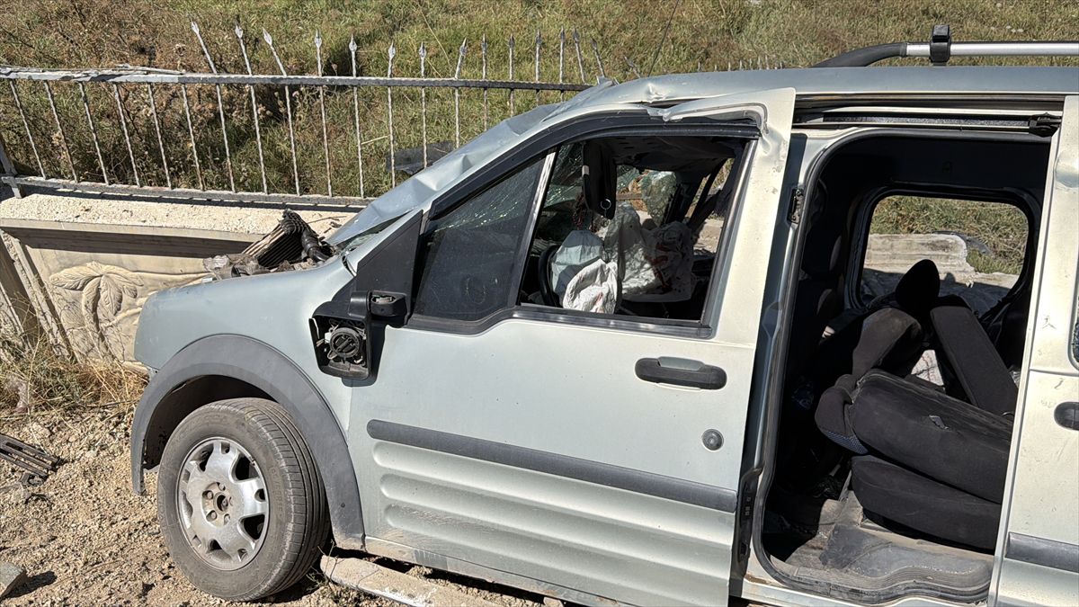 Eskişehir'de beton duvara çarpan araçtaki 3 kişi yaralandı
