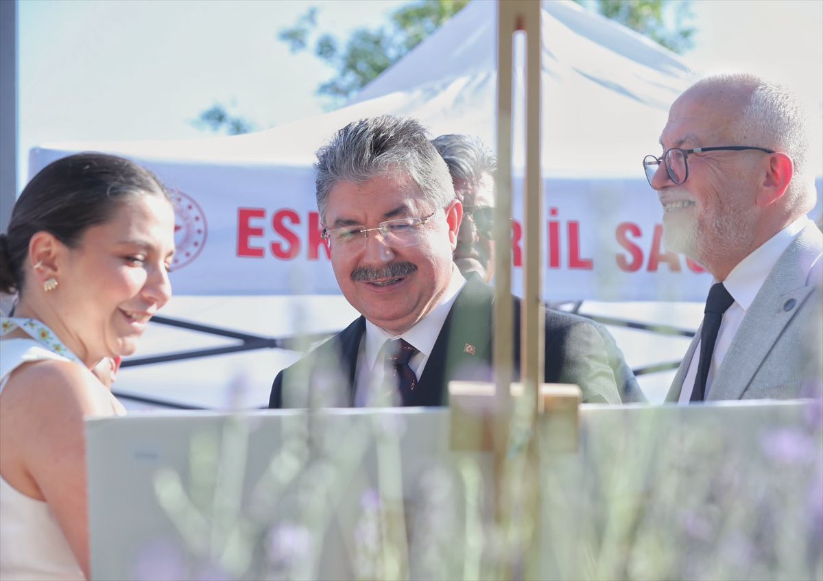 Vali Yılmaz, Halk Sağlığı Haftası Etkinliğinde Sağlık Stantlarını Ziyaret Etti
