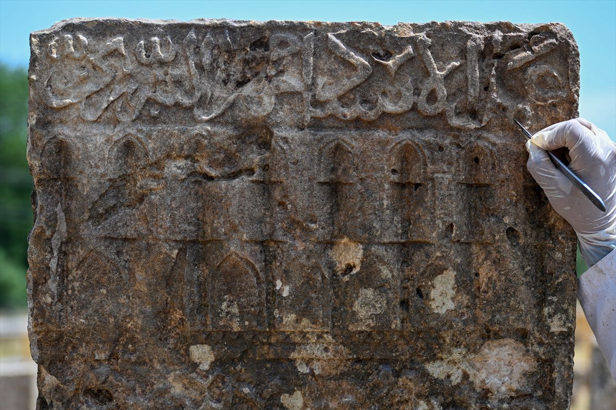 Van'da 700 Yıllık Mezar Taşında Yeni Usta İzi