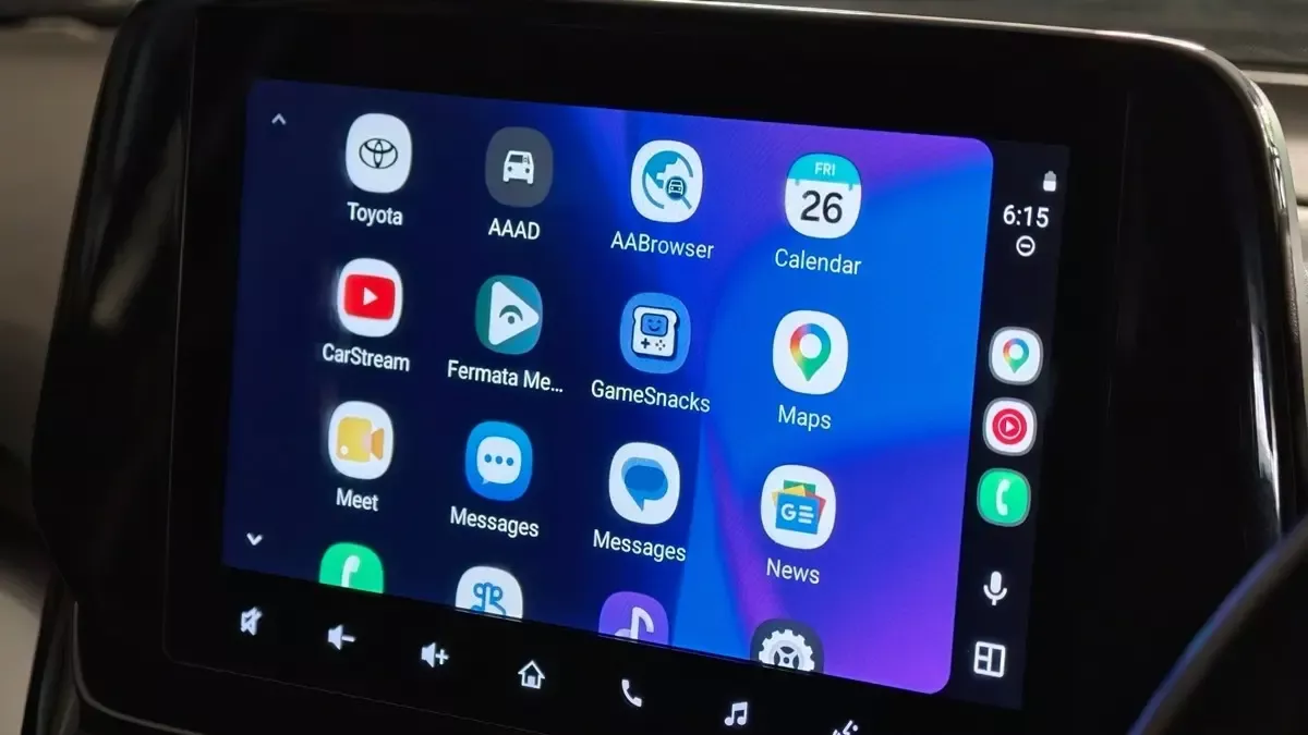 Google, Android Auto'da Gece Sürüşlerine Özel Yeni Koyu Tema Test Ediyor