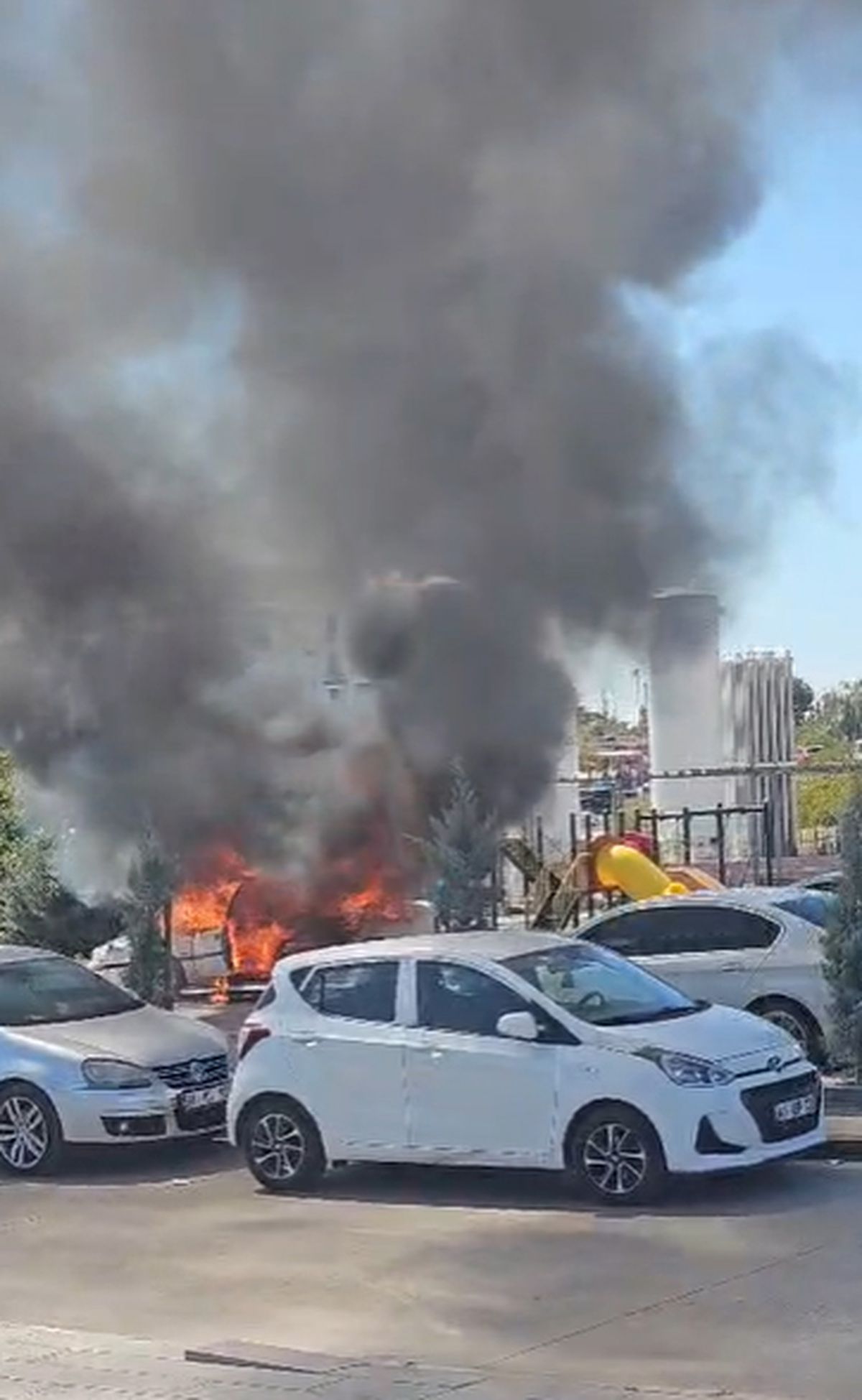 Aksaray'da Hastane Otoparkında Otomobil Alev Aldı