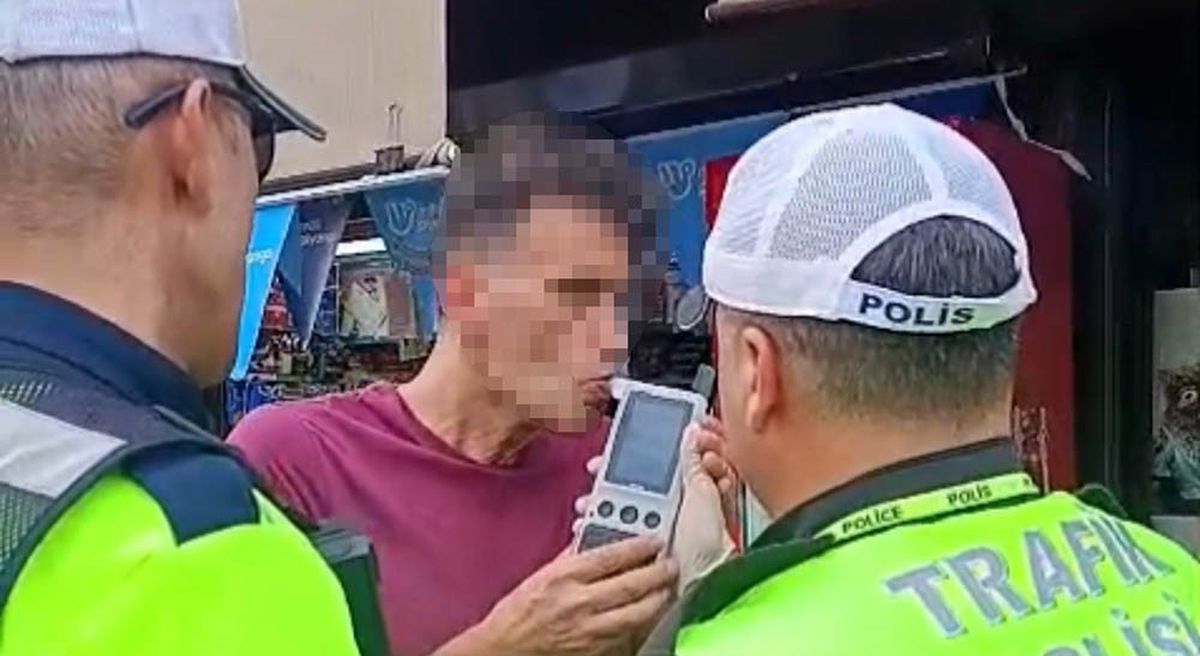 Alkollü Değilmiş Ama Alkolmetreyi İçine Çekti