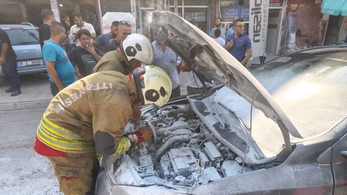 Hatay'da Seyir Halindeki Otomobil Alev Aldı