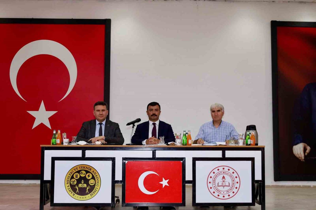 Kahta'da 2026-2027 Eğitim Yılı Değerlendirme Toplantısı Yapıldı
