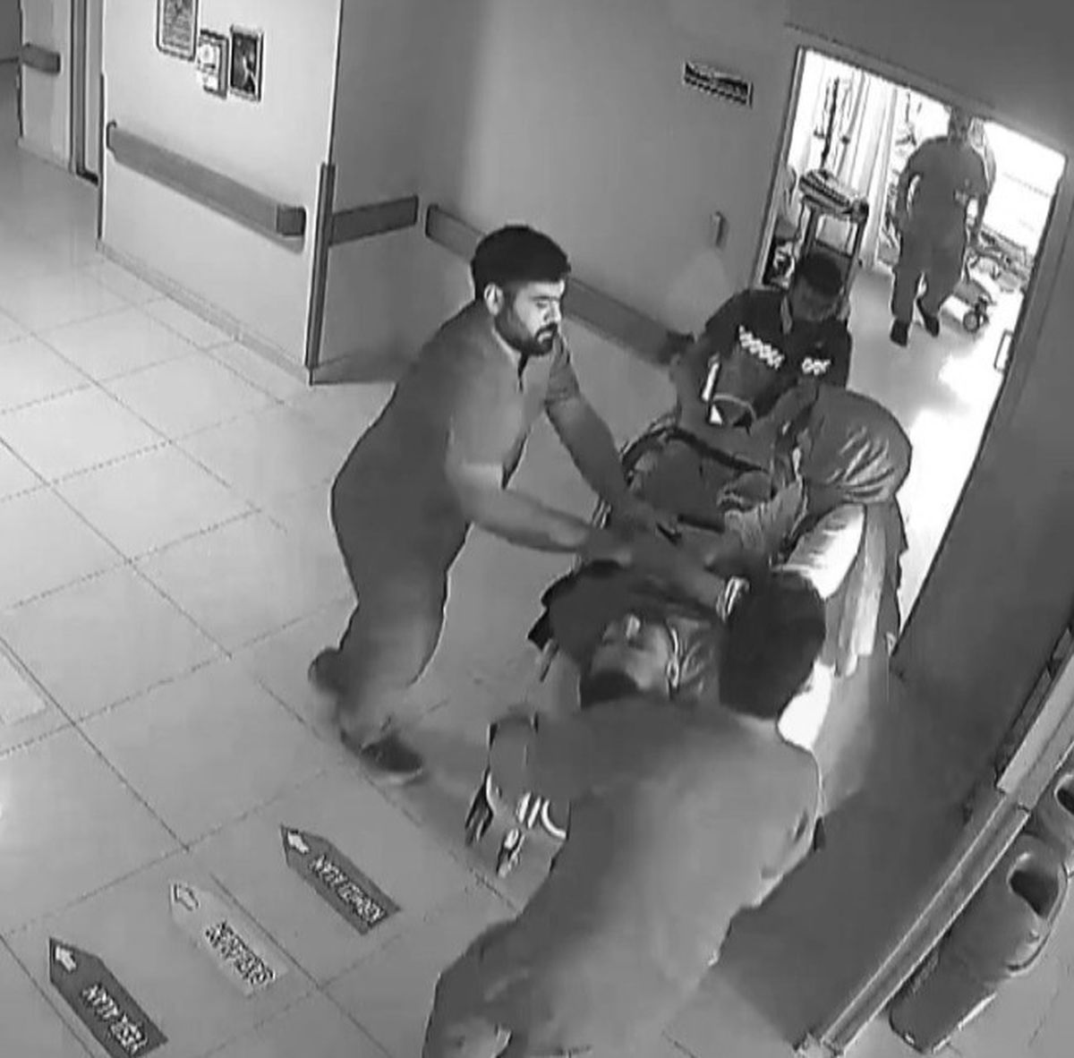 Kalbi iki kez duran hasta doktoruna çiçekle teşekkür etti