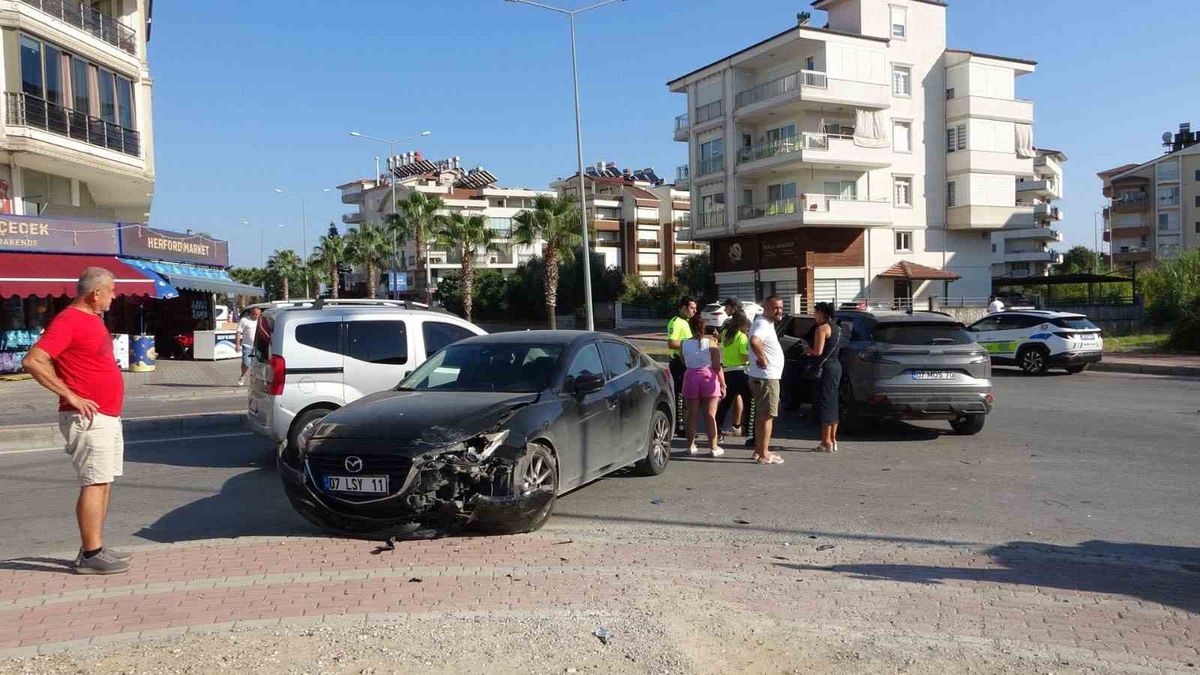 Manavgat'ta 3 Araçlı Zincirleme Kaza Kamerada