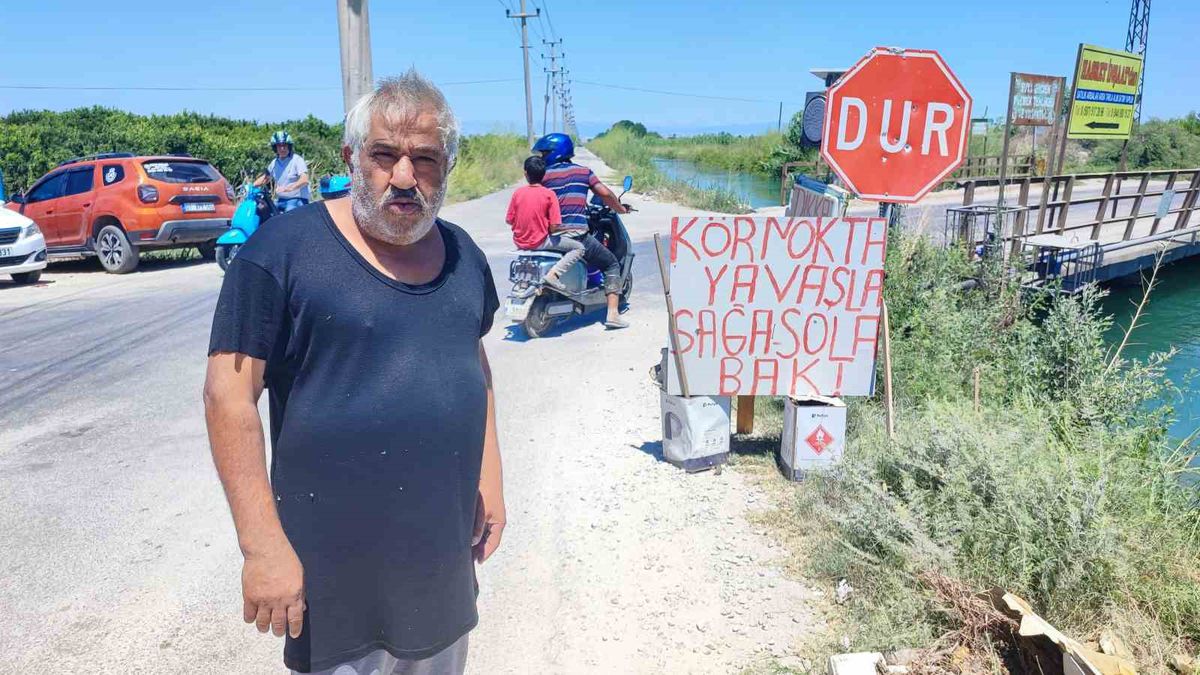 Adana'da Vatandaş Kendi Tabelasıyla Kazalara Geçit Vermedi