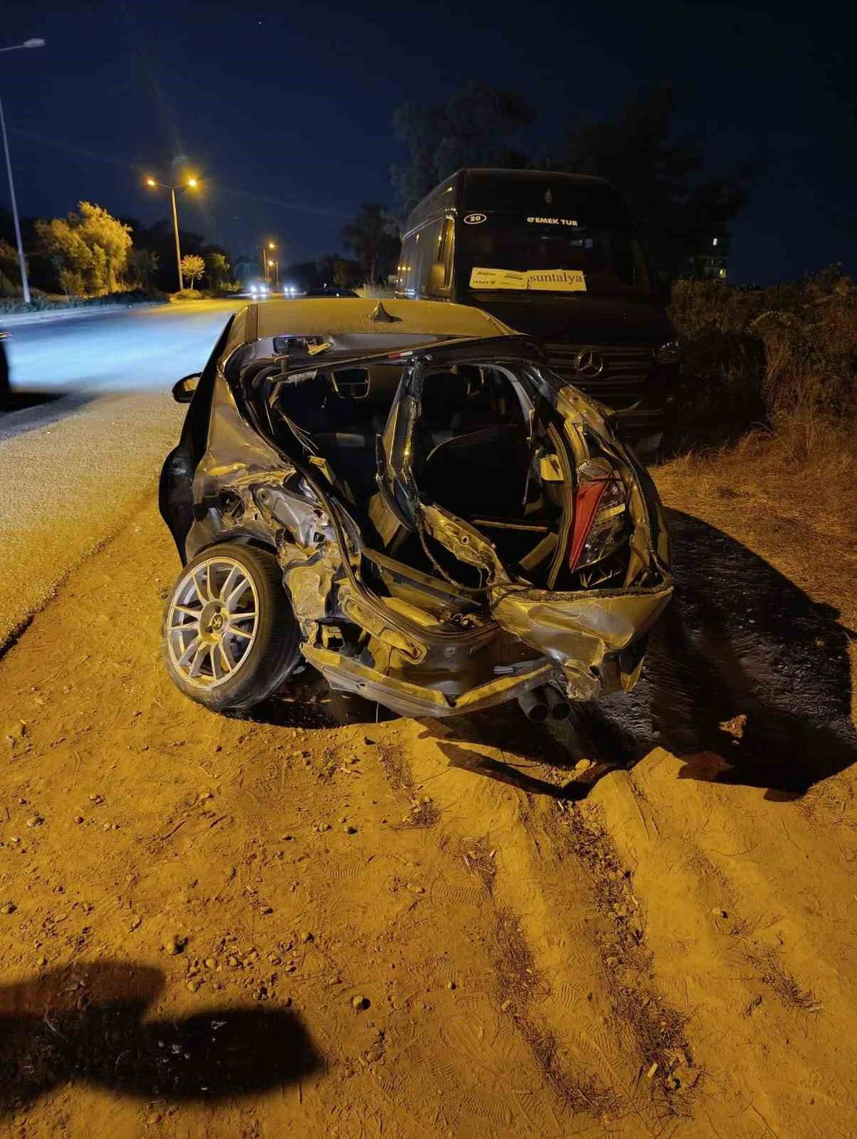 Manavgat'ta otomobil tur otobüsüne çarptı: 1 yaralı