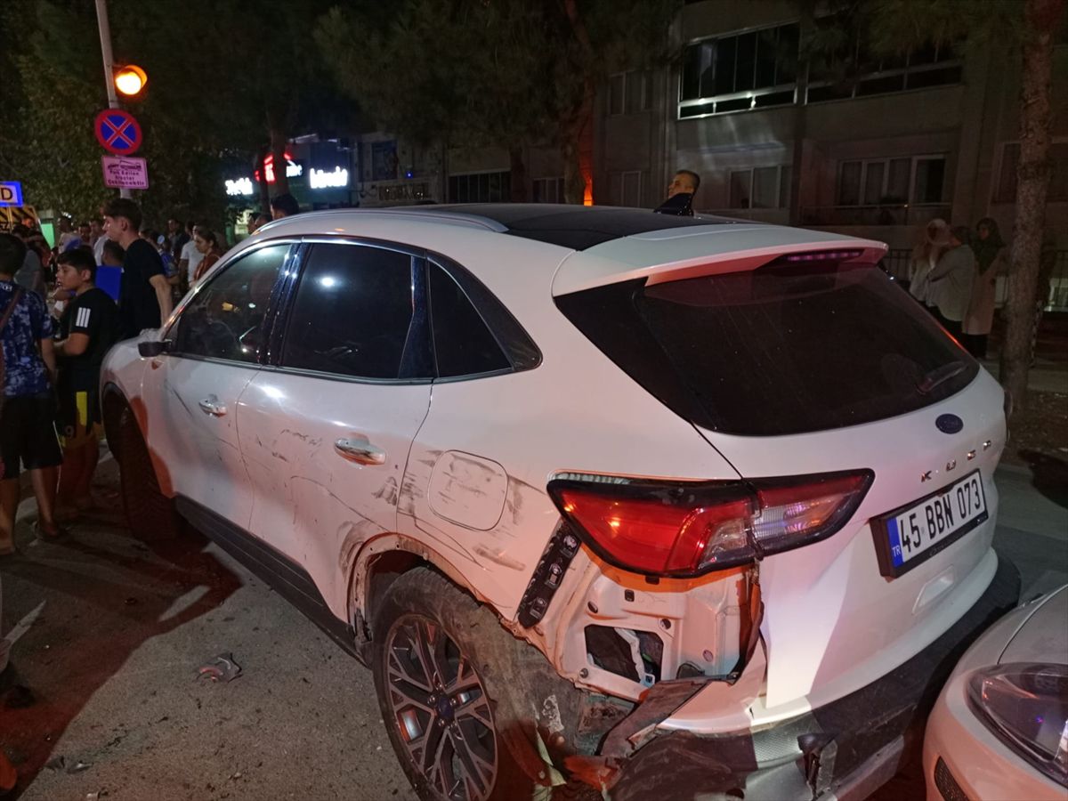 Park halindeki araçlara çarpan pikap sürücüsü yaralandı