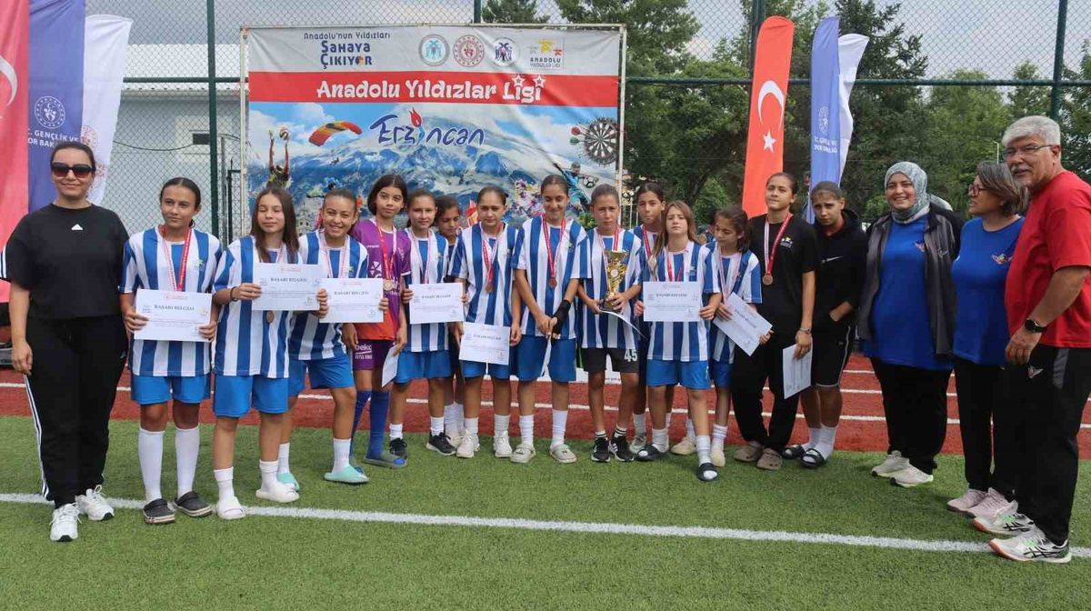 Manisa Kız Futbol Takımı Türkiye Üçüncüsü Oldu