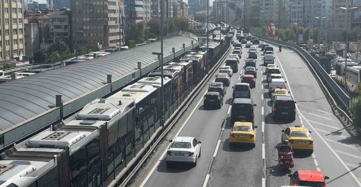Mecidiyeköy'de Metrobüs Arızası Trafiği Kilitledi