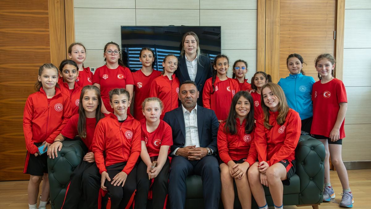 Minik Güreşçilerden Hamza Yerlikaya ve Yasemin Adar Yiğit'e Anlamlı Ziyaret