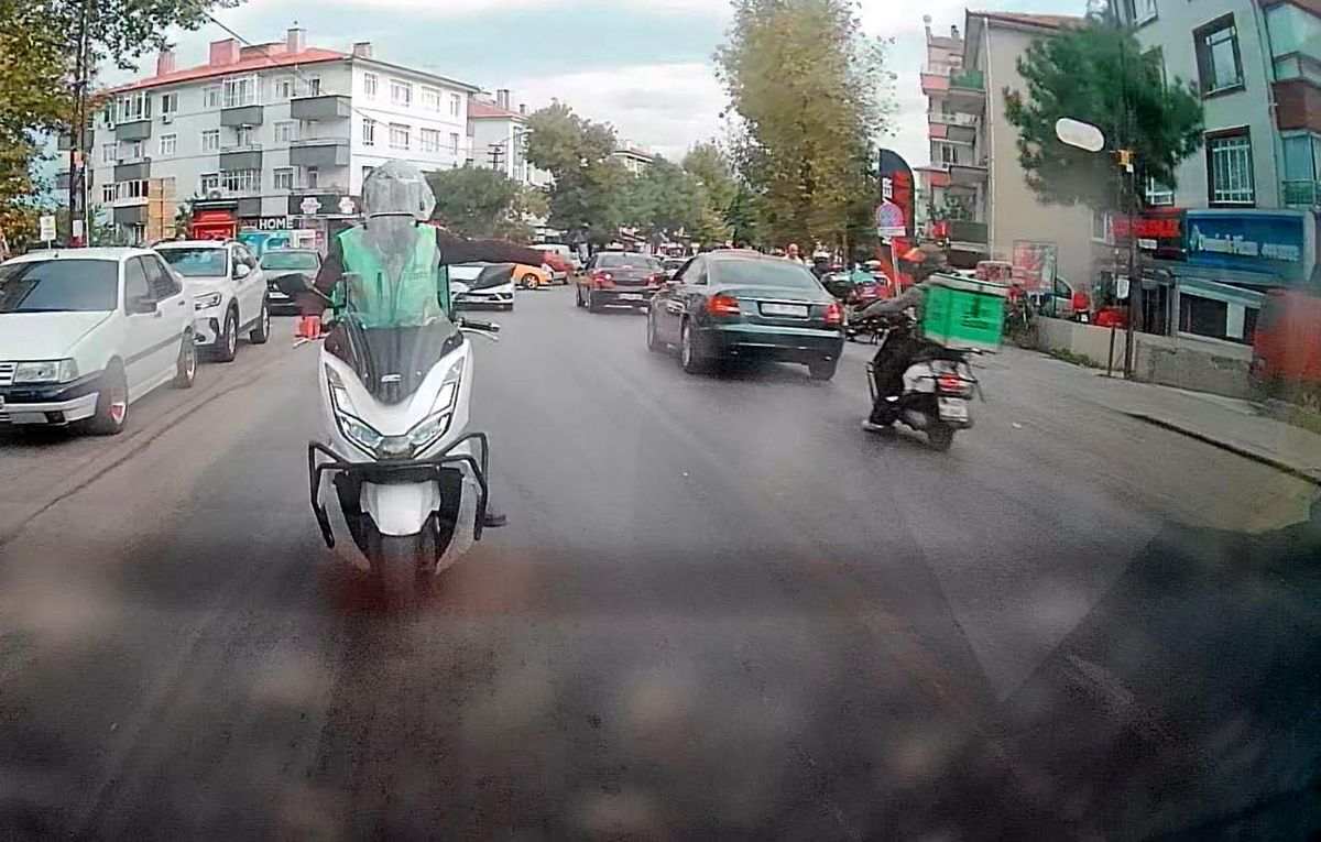 Motokuryenin Selamlaşma Kazası: Önündeki Araca Çarptı