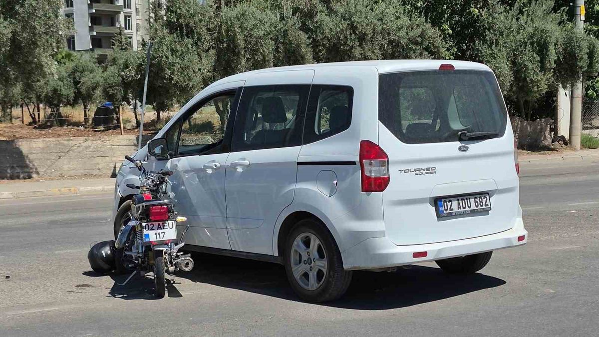 Adıyaman'da Motosiklet ile Hafif Ticari Araç Çarpıştı: 1 Yaralı