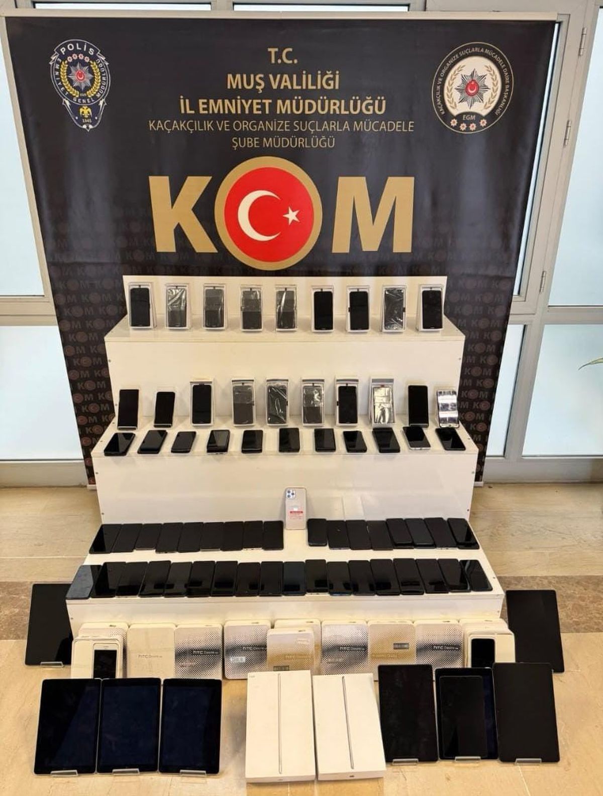 Muş'ta Kaçakçılık Operasyonu: 98 Telefon ve 20 Kilo Nargile Tütünü Ele Geçirildi
