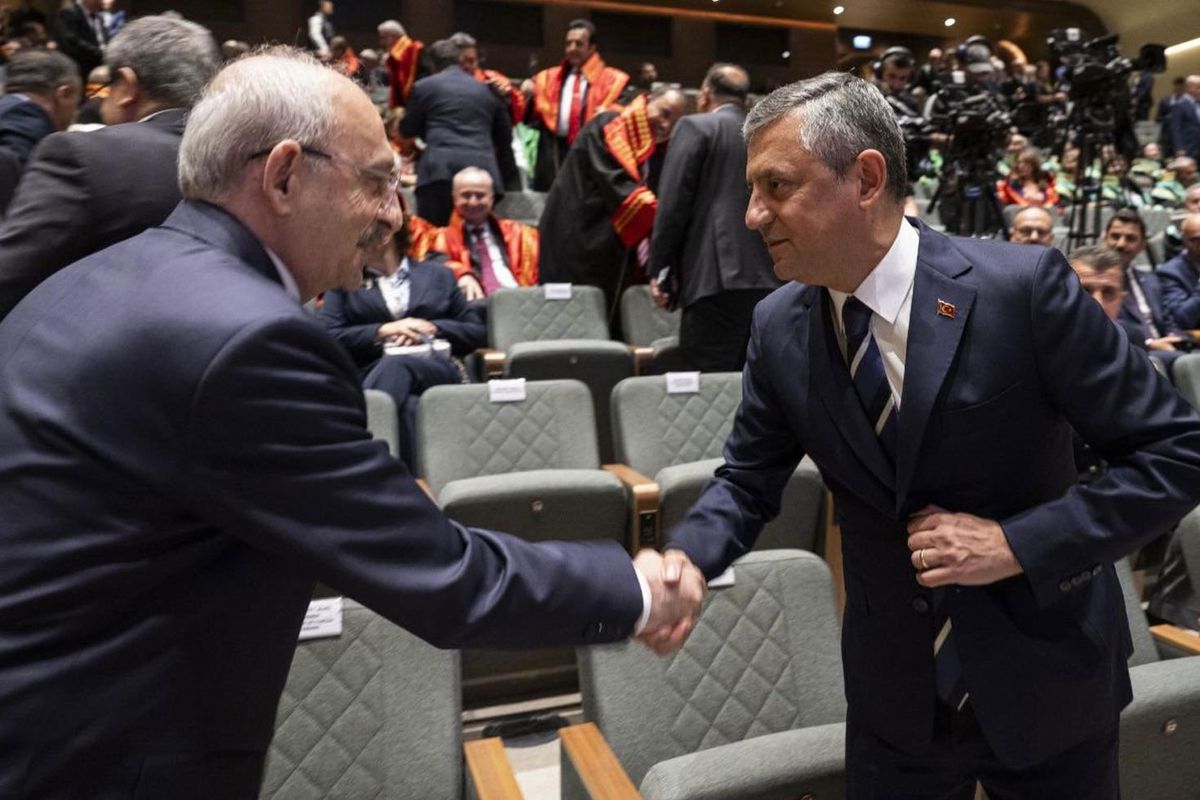 Özel partiyi karıştıran tokalaşmayı bakın nasıl savundu