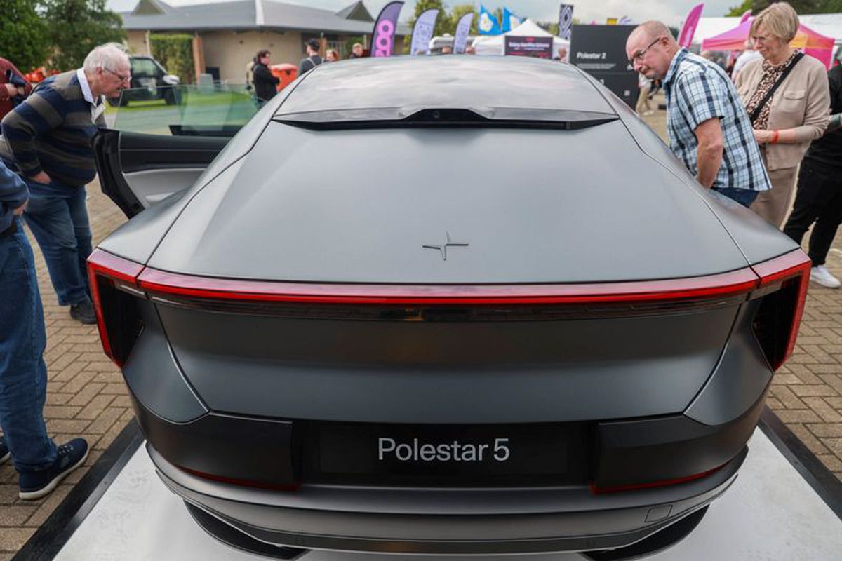 Polestar yıllık teslimat tahminini düşürdü