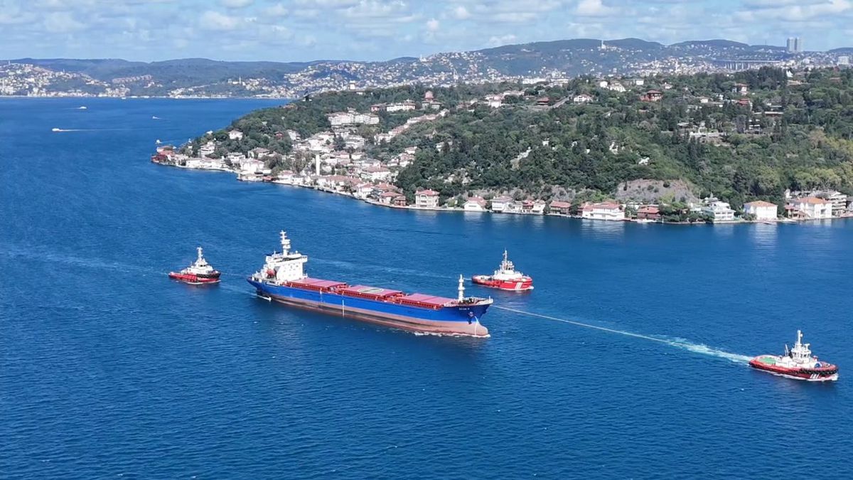 İHA saldırısına uğrayan gemi İstanbul Boğazı'nda