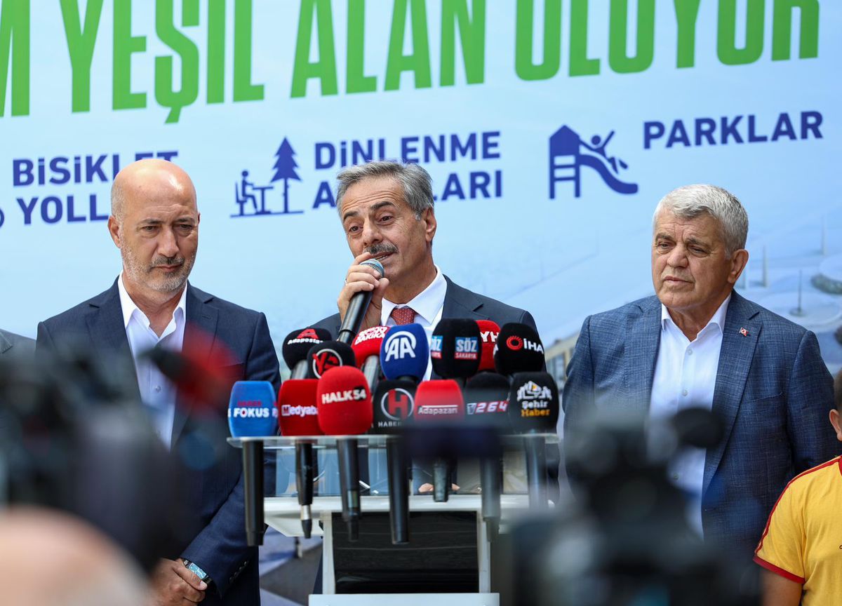 Sakarya’da şehrin merkezini ikiye ayıran tren hattı yer altına alınıyor, üzeri ise yeşil bir yaşam alanı o...