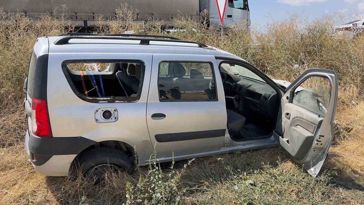 Bolvadin'de Otomobil Şarampole Girdi: 2 Yaralı