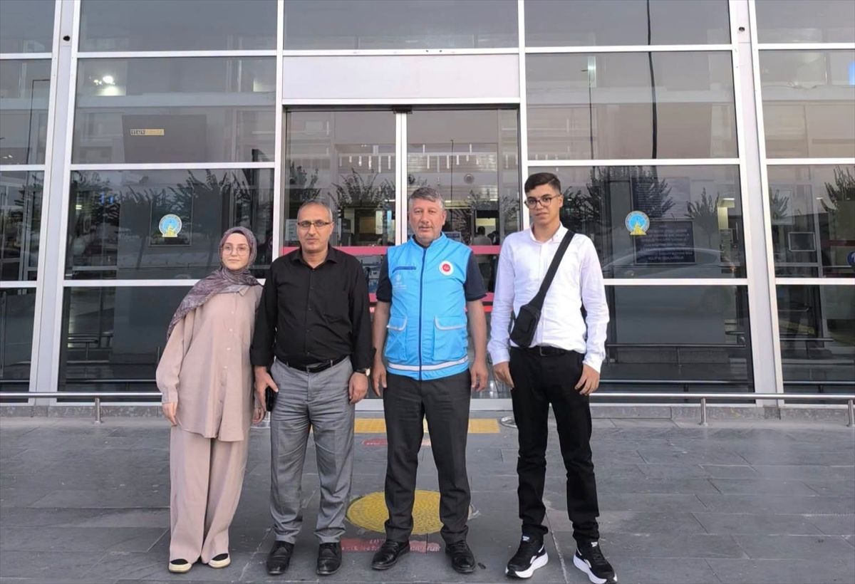 Batmanlı Öğrenciler Umre Ödülü İçin Yola Çıktı