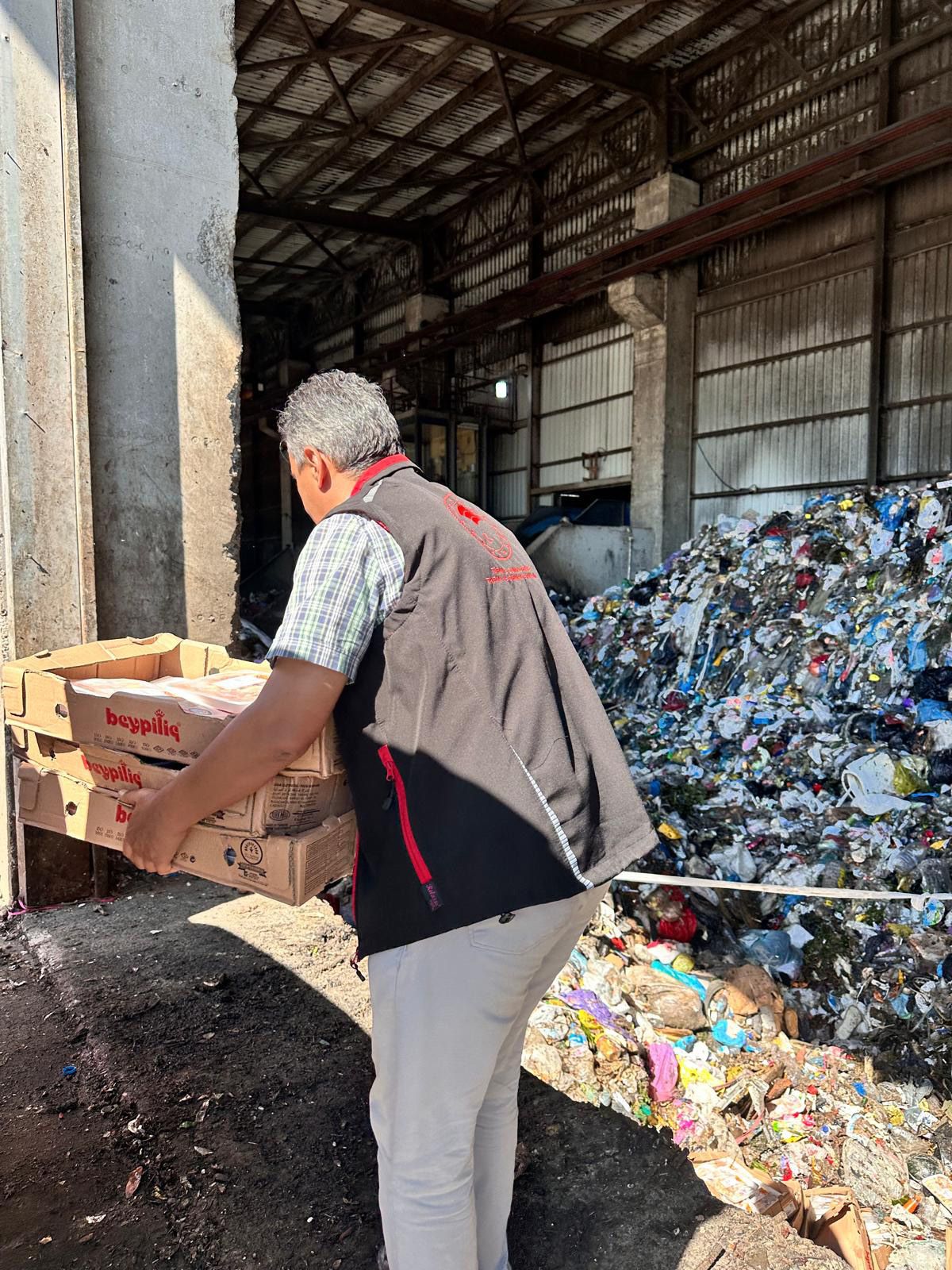 Adapazarı'nda Gıda Denetimi: 140 Kilogram Tarihi Geçmiş Tavuk Kanadı İmha Edildi