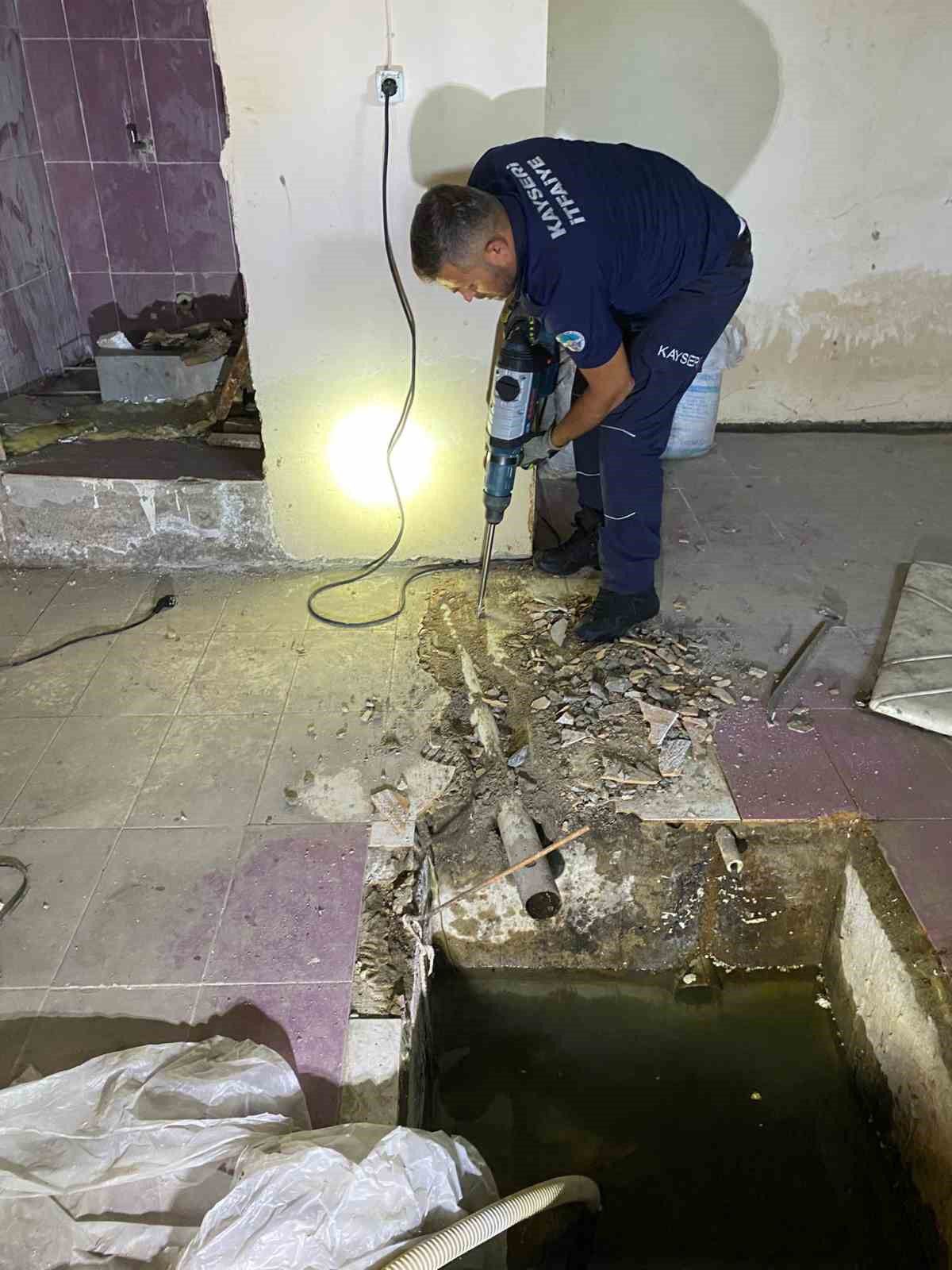 Kayseri'de Su Borusuna Sıkışan Kedi Kurtarıldı