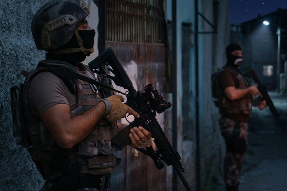Sultanbeyli'de DEAŞ operasyonunda polise ateş açan şüpheli etkisiz hale getirildi