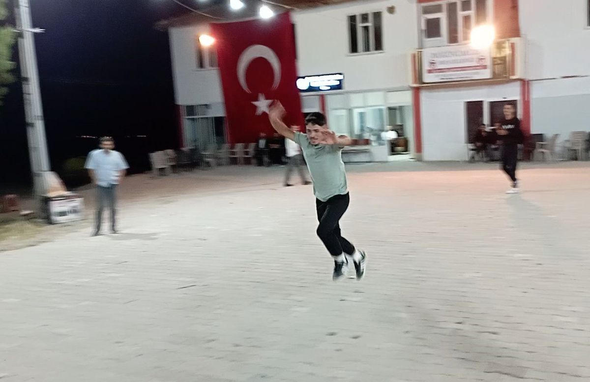 Düğünde Takla Atan Gençler Damatları Geride Bıraktı