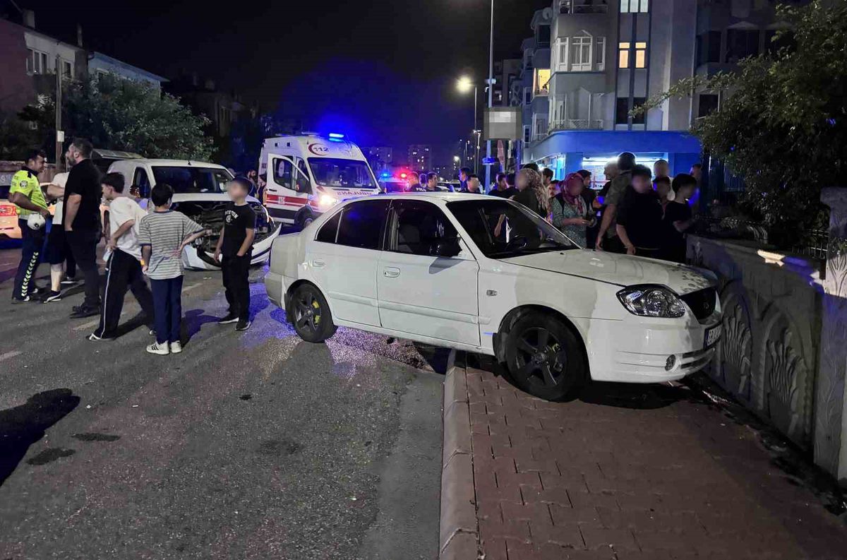 Kayseri'de Ticari Araç ile Otomobil Çarpıştı: Duvara Çarpan Araçta Can Kaybı Yok