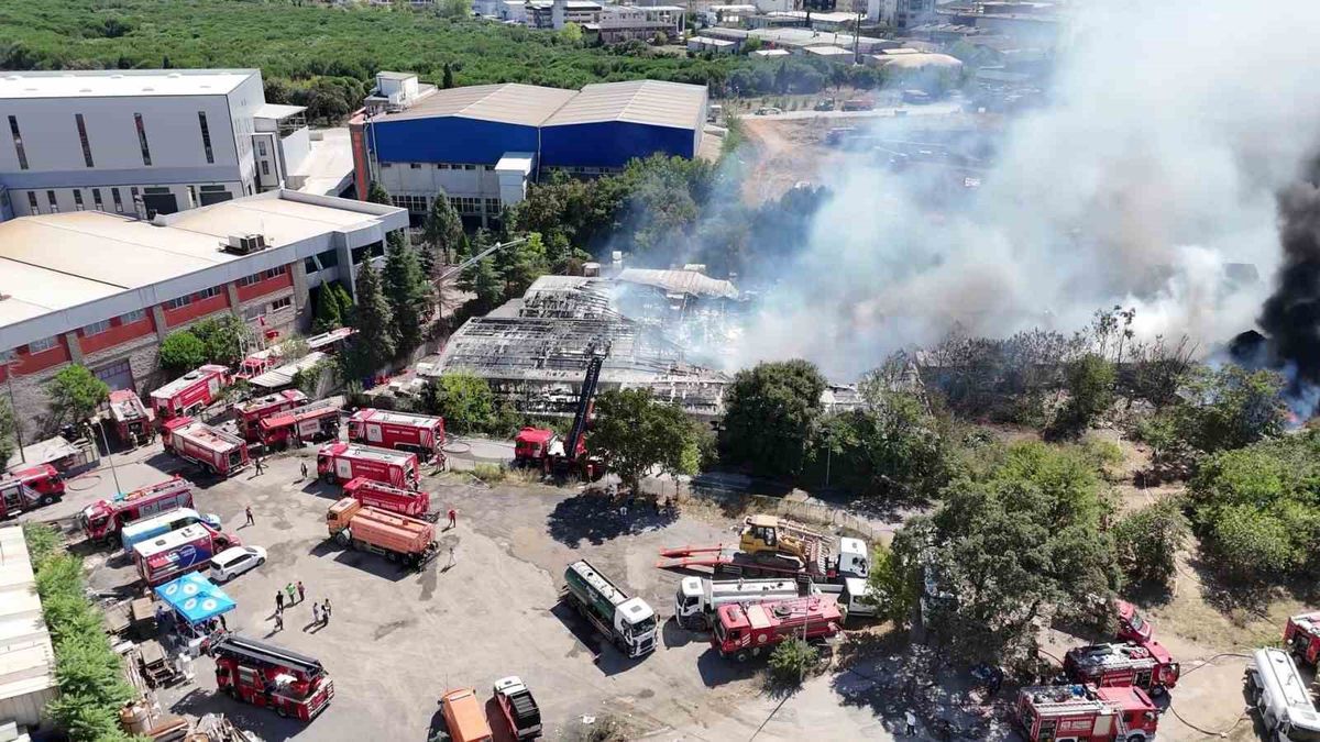 Tuzla'daki kimyasal fabrika yangını kısmen kontrol altında