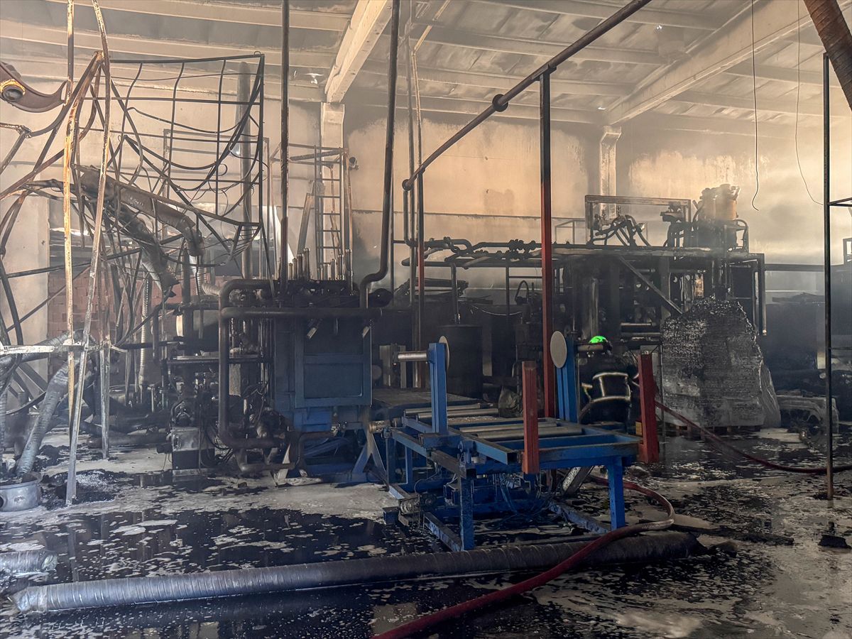 Uşak'ta fabrika yangını: Hasar var