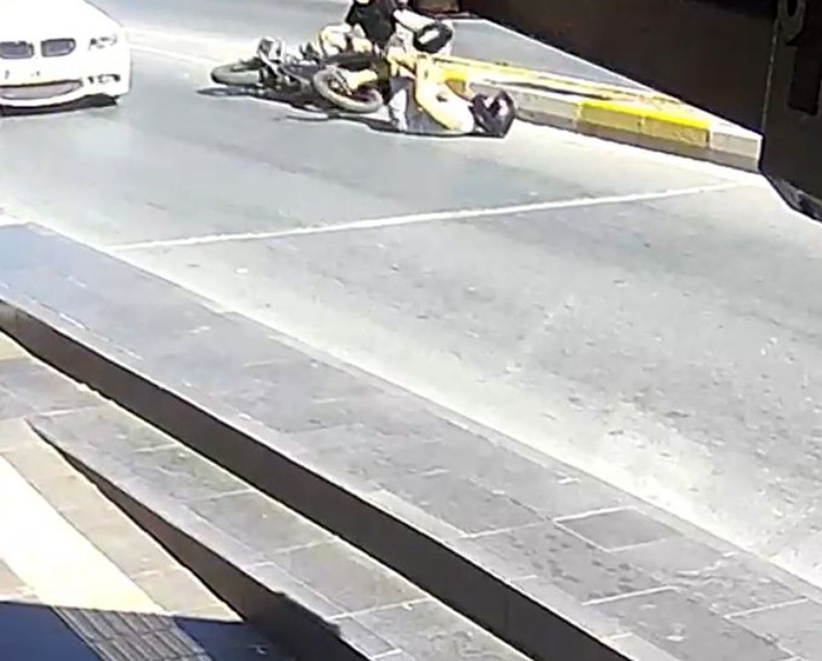 Manavgat'ta yayaya çarpmamak için fren yapan motosikletli devrildi: 2 yaralı