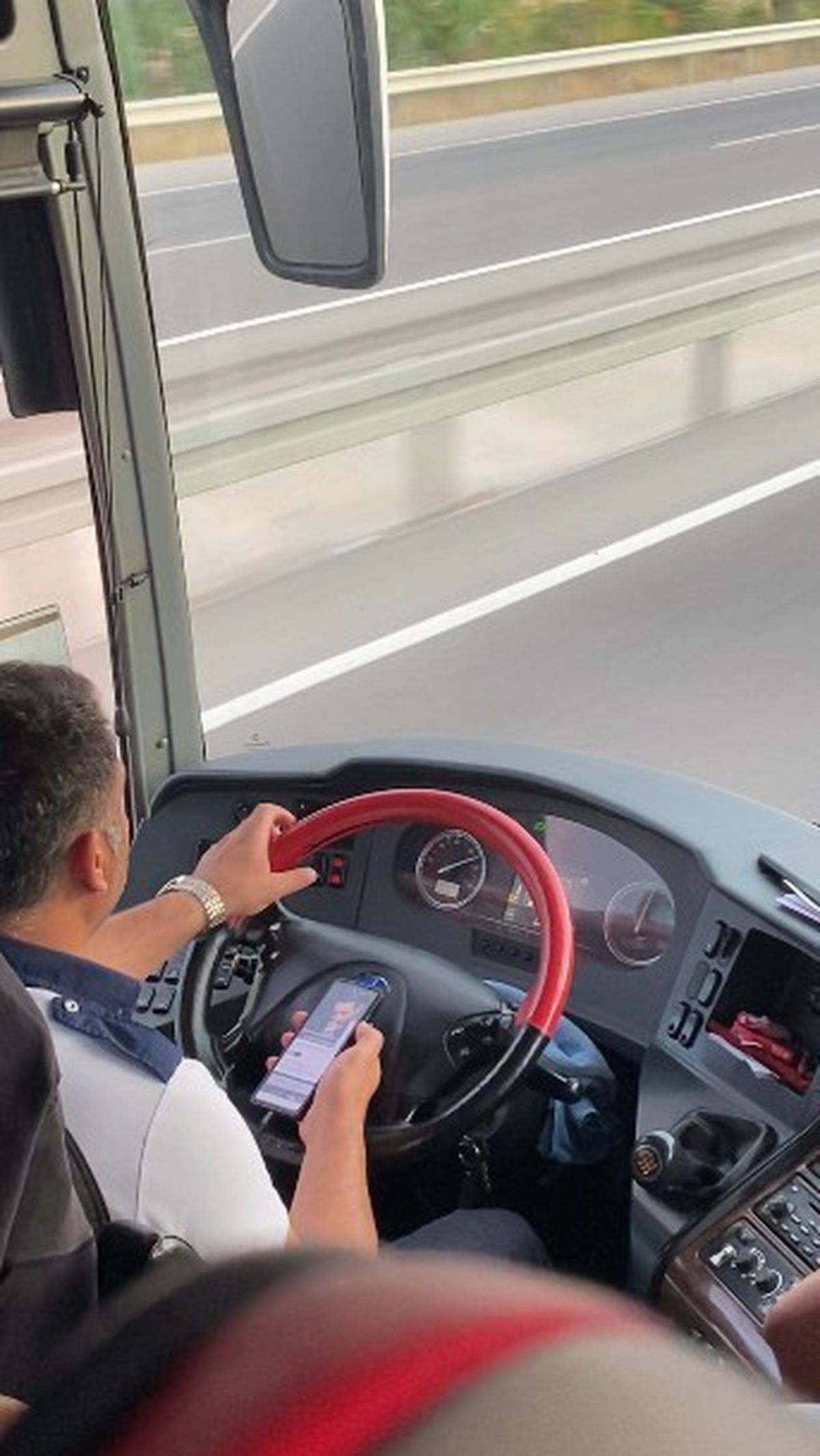 Otobüs şoförü seyir halinde telefonla müzik seçti
