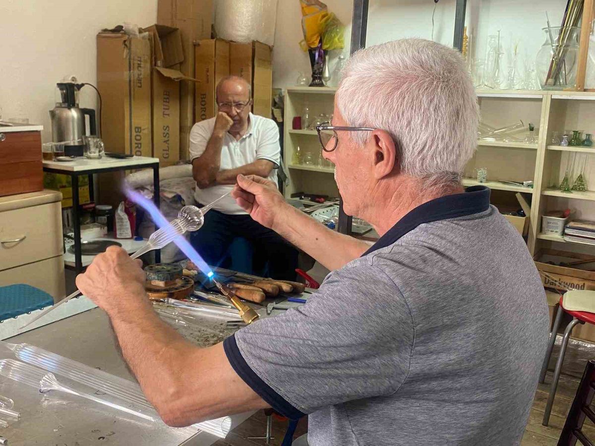 70 yaşındaki adam laboratuvar için ürettiği camları şimdi sanat için şekillendiriyor