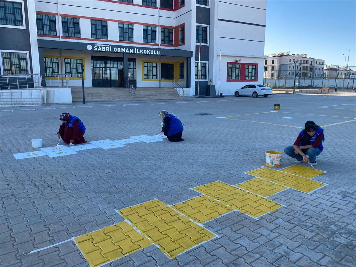Gençlik Merkezi Gönüllülerinden Okul Bahçelerine Geleneksel Oyun Çizimi