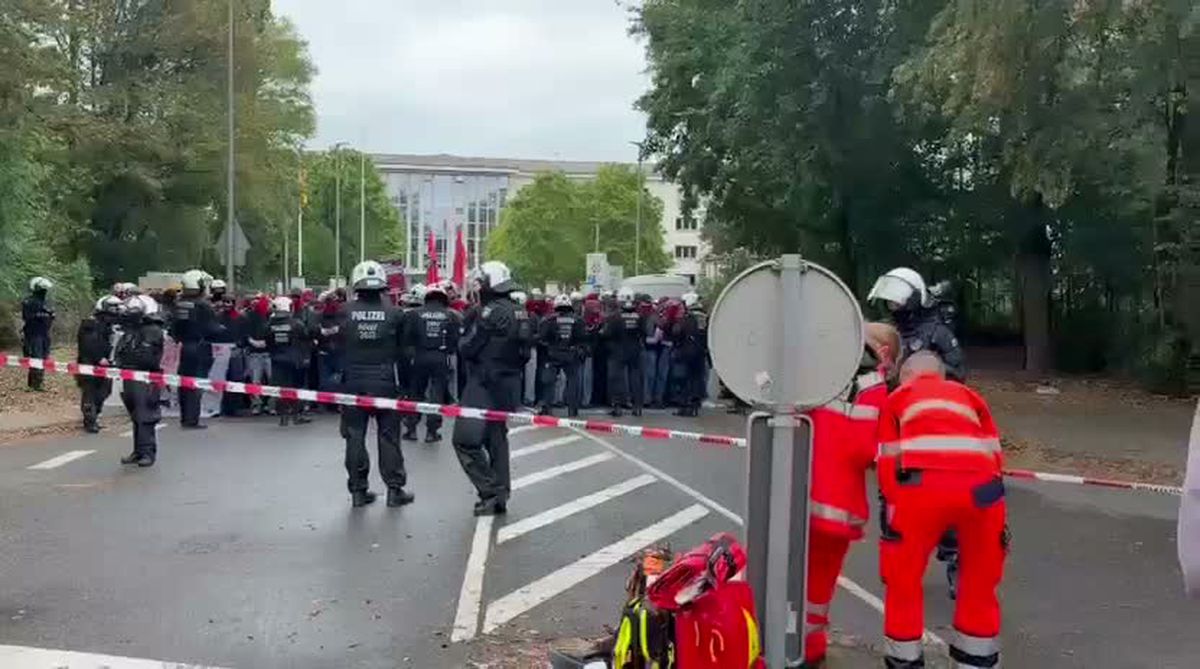 Köln'de Savaş Karşıtı Protesto: Kışla Girişi Kapatıldı, Polis Müdahale Etti