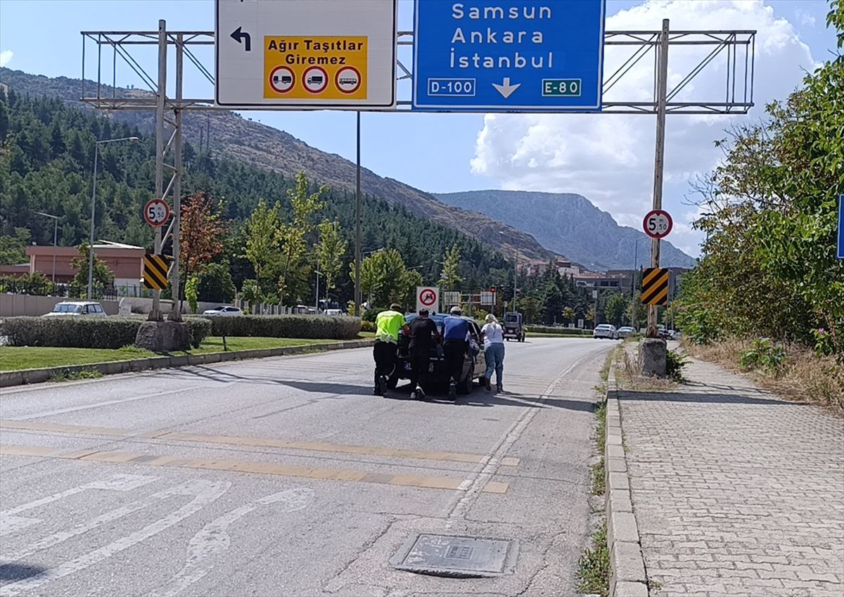 Amasya'da Polis Arızalı Araca Yardım Etti