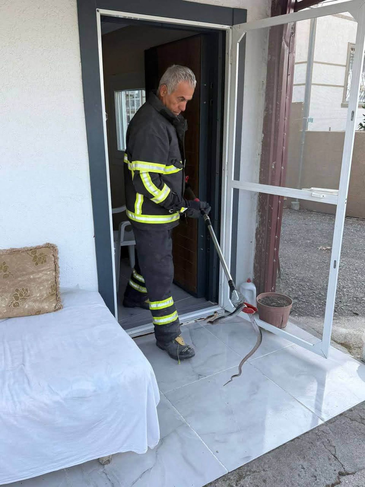 Arsuz'da Evin İçinde Bulunan Yılan Doğal Yaşamına Geri Bırakıldı