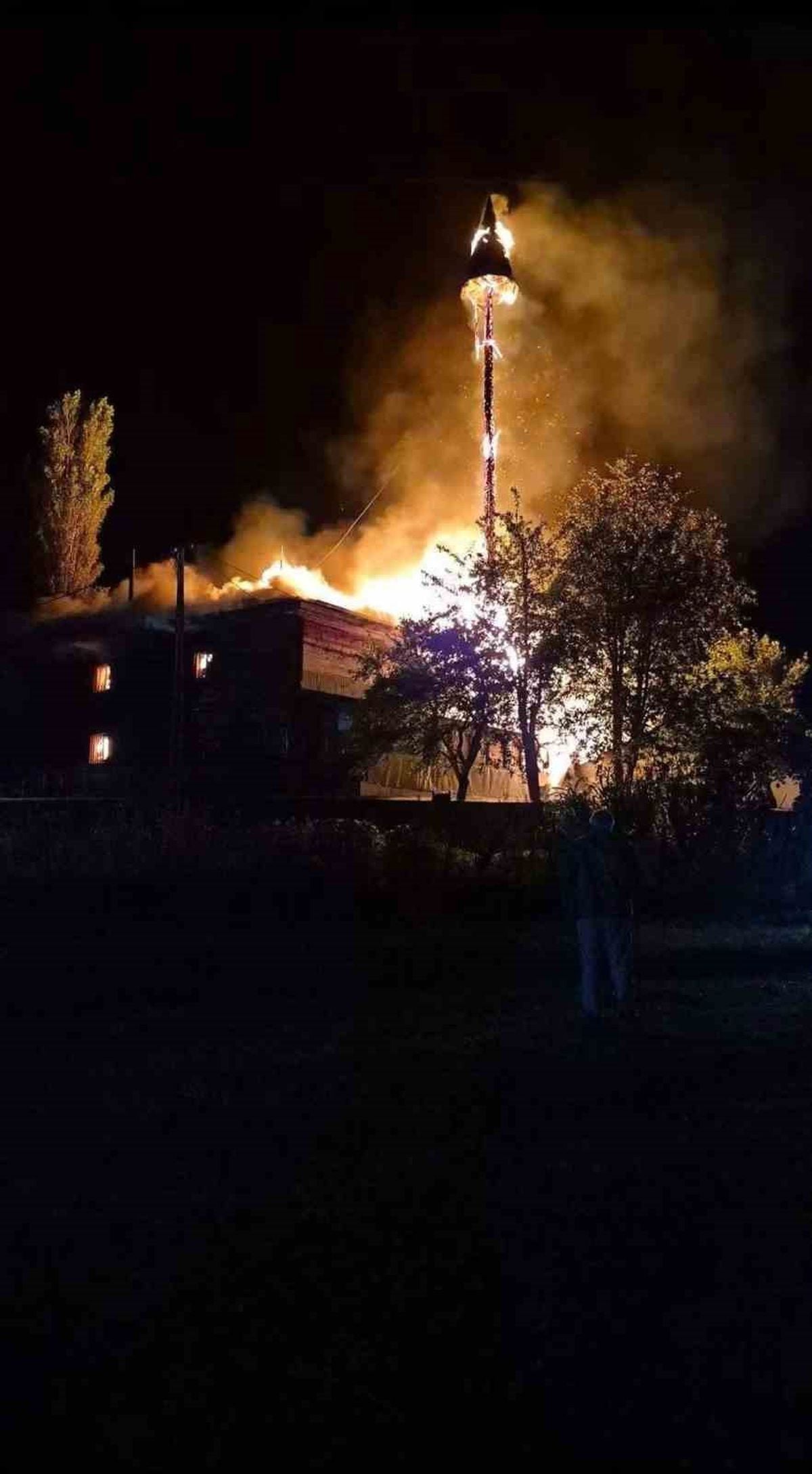 Şavşat'ta Tarihi Cami Yangını: Lojman Kullanılamaz