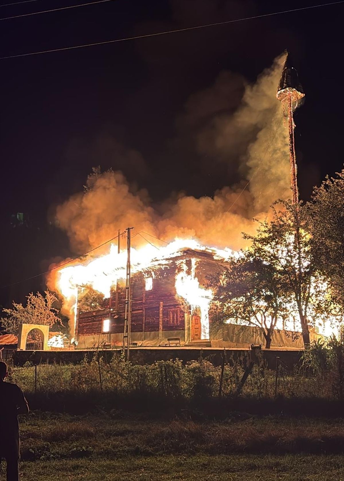 Şavşat'ta Tarihi Ahşap Cami ve Lojman Yandı
