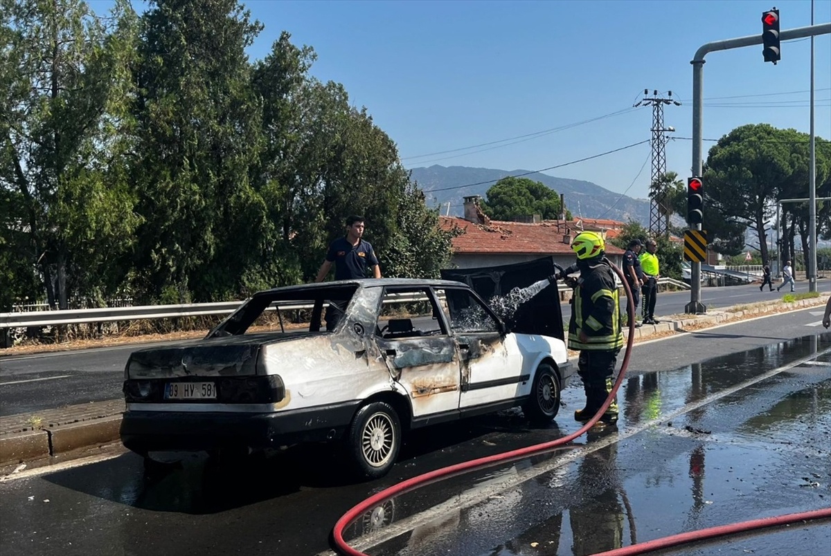 Nazilli'de seyir halindeki otomobil alev aldı
