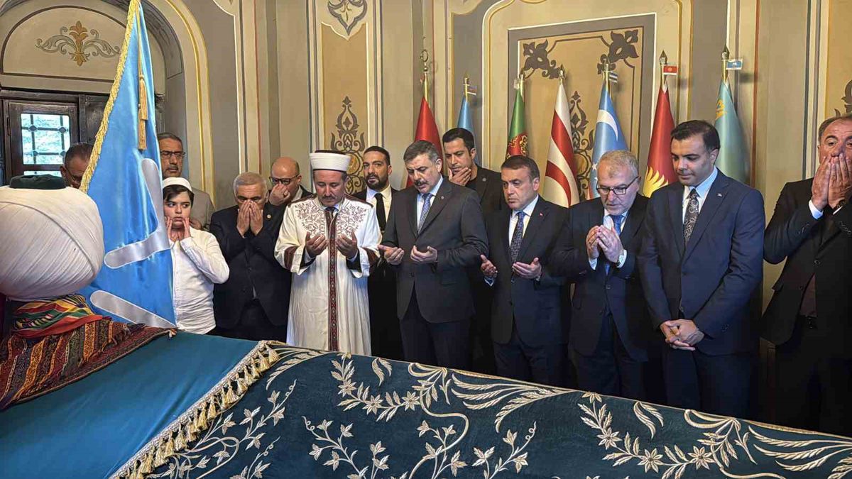 Bakan Çiftçi Söğüt'te Ertuğrul Gazi Türbesi'ni Ziyaret Etti