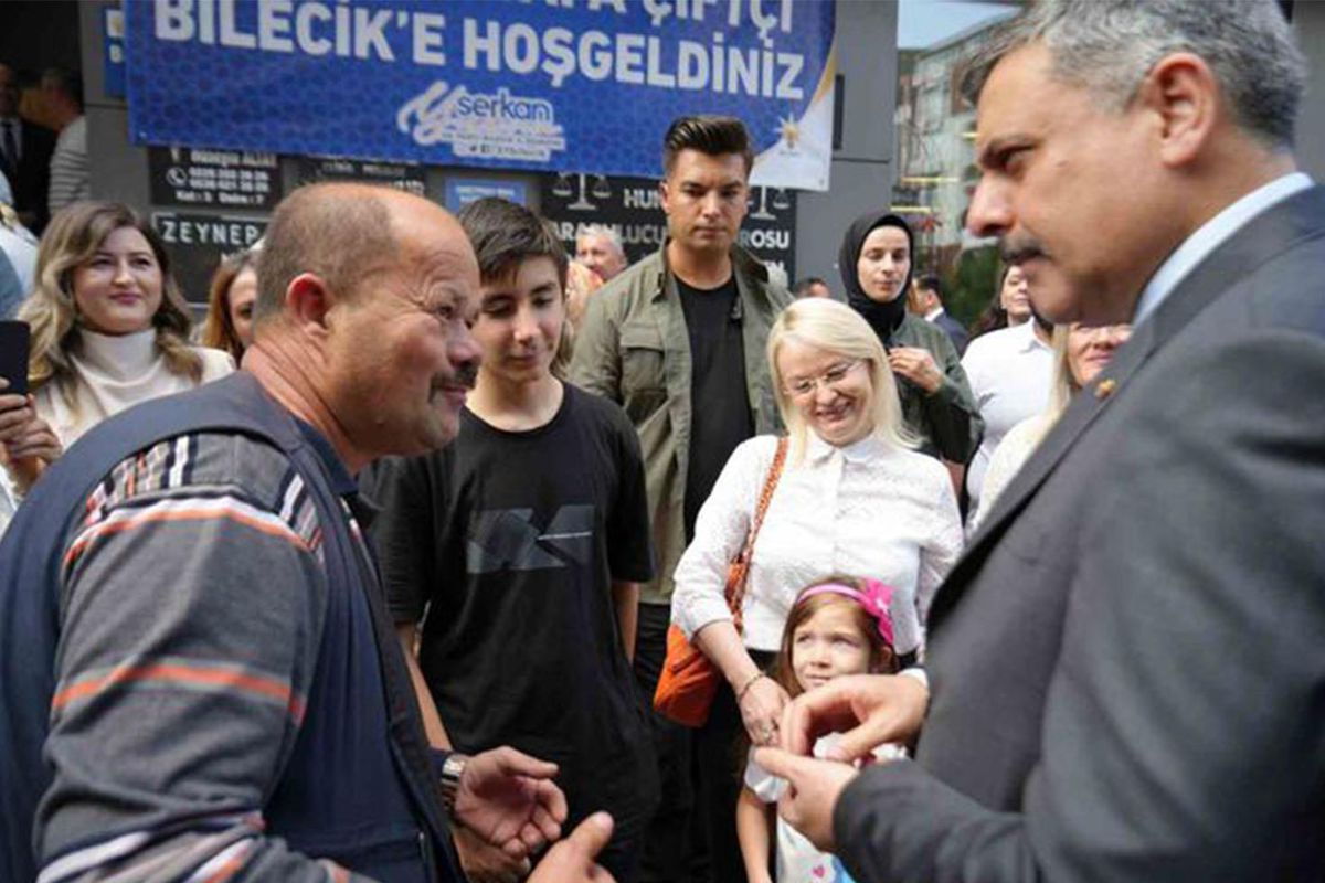 'Cin Fatih' Bakan'ın yolunu kesti! Verdiği anlamlı hediye dikkat çekti