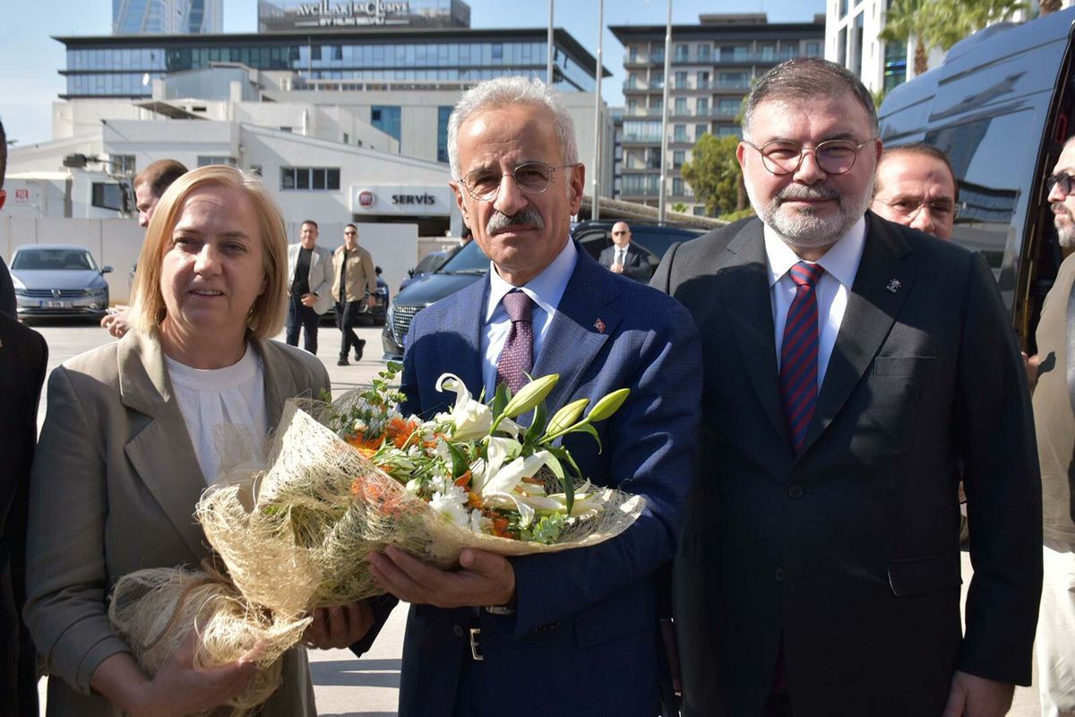 Bakan Uraloğlu İzmir'de İlçe Başkanlarıyla Buluştu