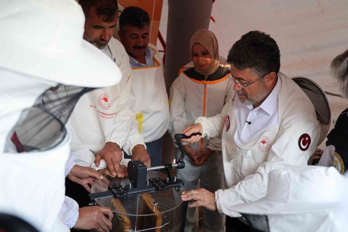 Bakan Yumaklı'dan Bal Sağımı ve Arıcılık Mesajları
