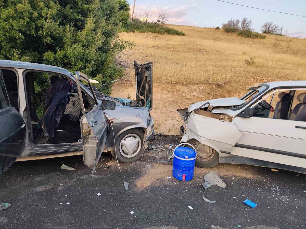 Besni'de İki Otomobil Çarpıştı: 8 Yaralı