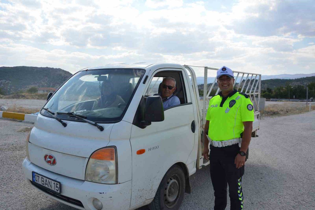 Trafik Polisinden Eşini Yolda İndiren Sürücüye Bulaşık Yıkama Cezası