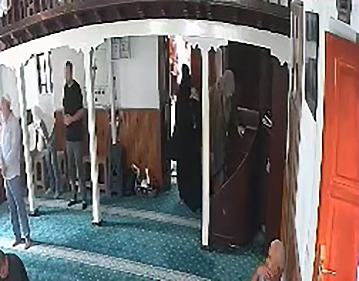 Adana'da Kadının Camiye Girdiği Sırada Çantasından Altın Çaldılar